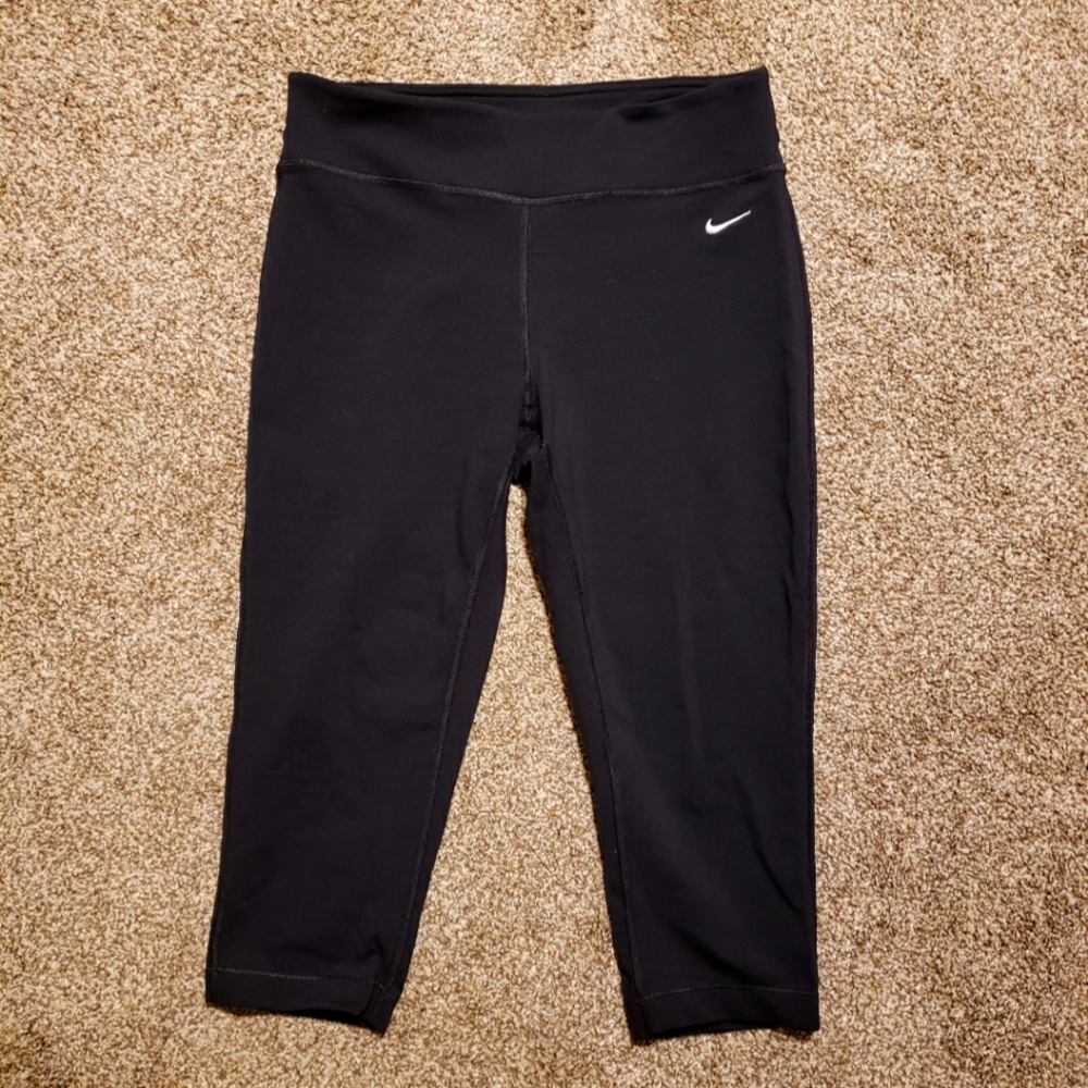 Women's Nike black athletic leggings with pockets size large in great condition